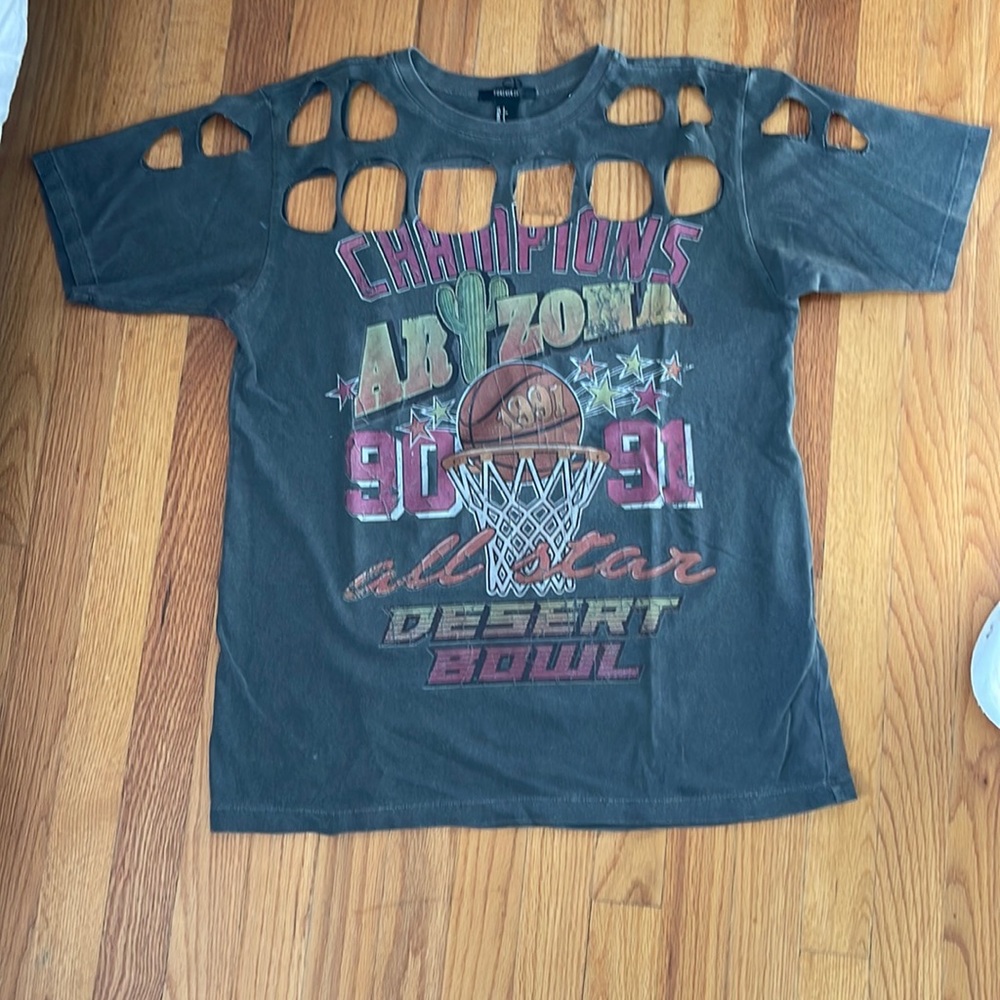 Women’s cut out graphic tee